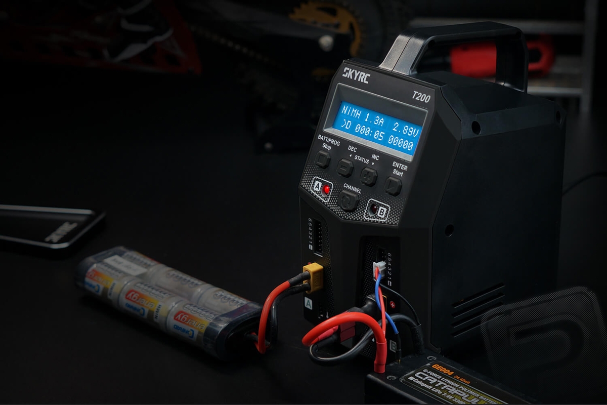 Modelářská multifunkční nabíječka SKY RC T200 2x100W