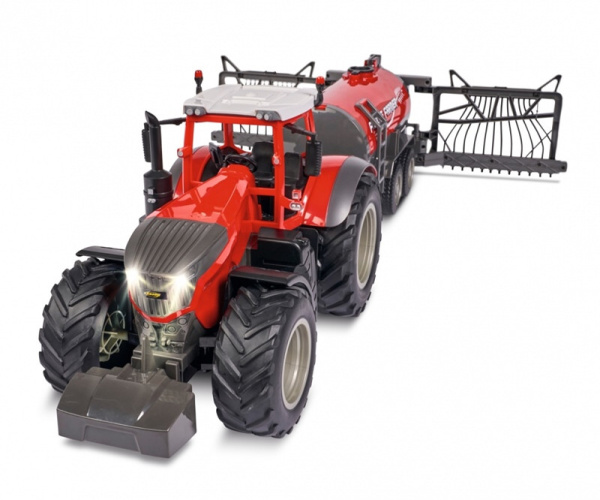 TRAKTOR s CISTERNOU s postřikem