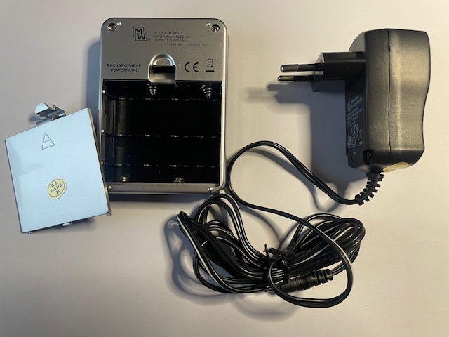 NABÍJEČKA pro 4x AA + funkce POWERBANKA