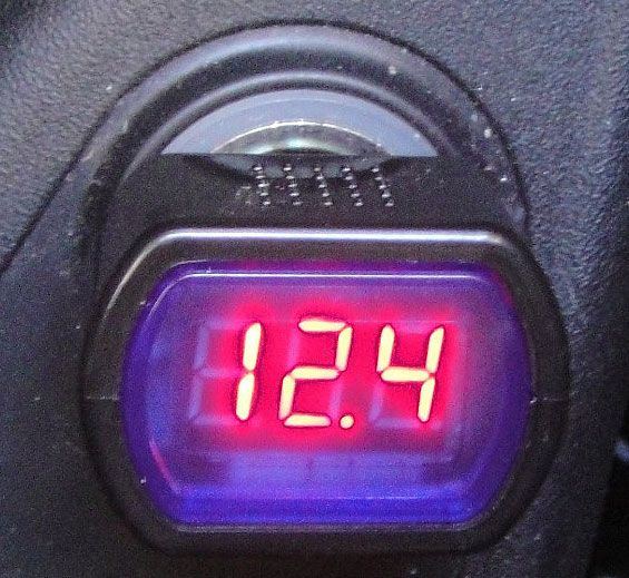 Voltmetr do auta, rozsah 8-30VDC, montáž do autozdířky