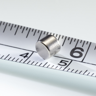 Magnety konstantní průměr 5 x 4 mm 2 kusy neodymové