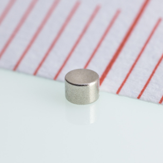 Magnety konstantní průměr 1,5 x 1 mm 4 kusy neodymové